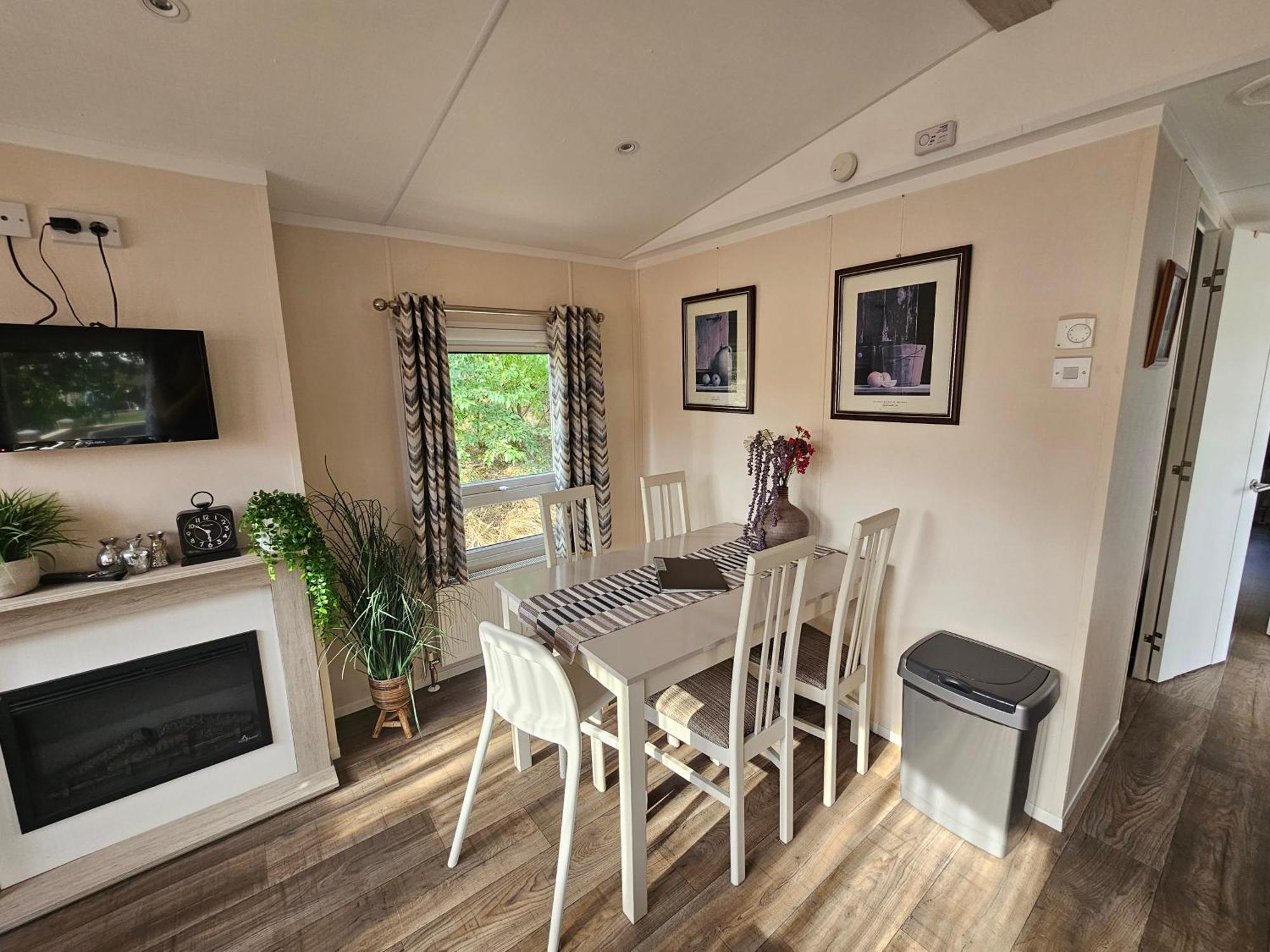 Luxe 4 Persoons Chalet Op 5 Sterren Camping Raalte Buitenkant foto